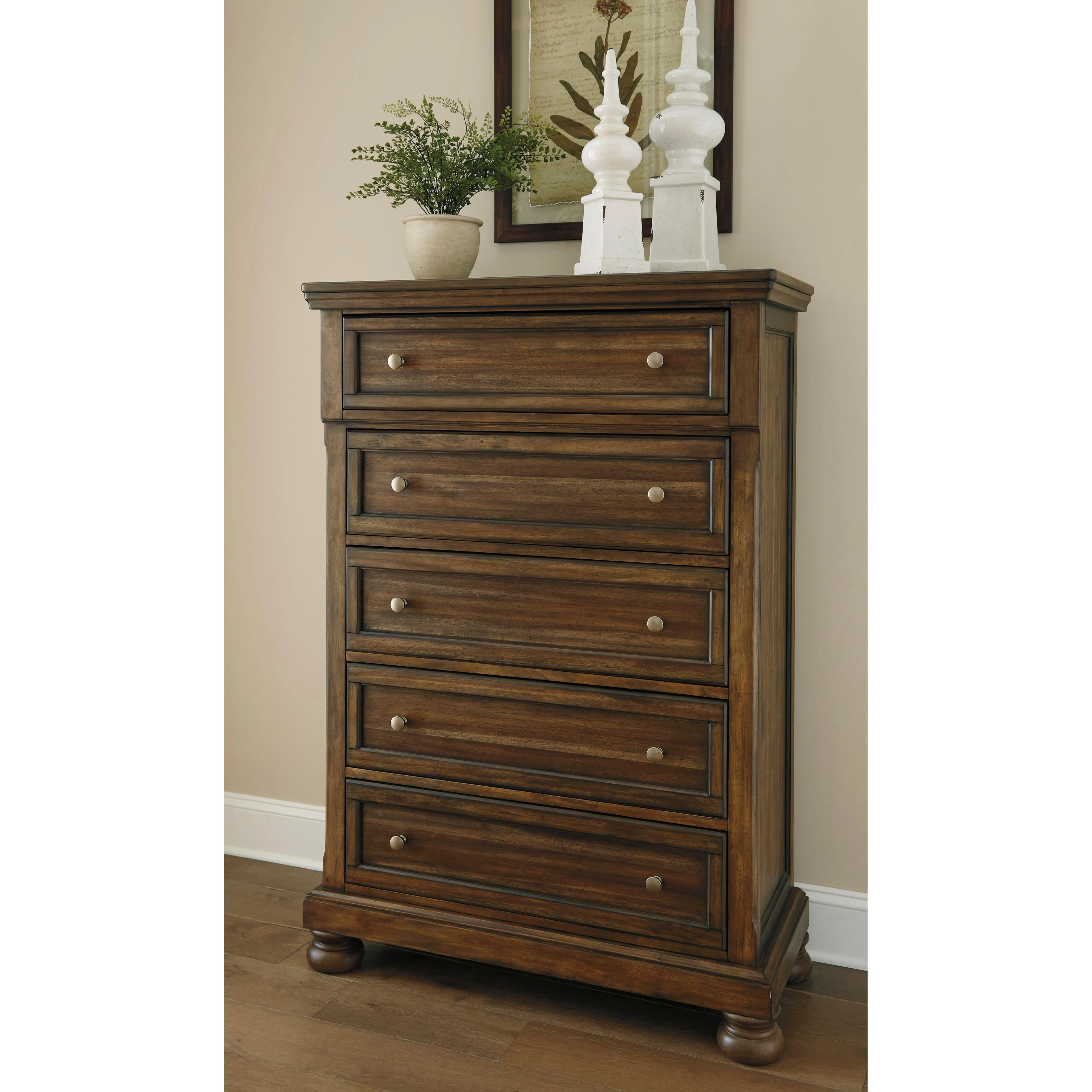 Signature Design by Ashley Flynnter 5-Drawer Chest B719-46